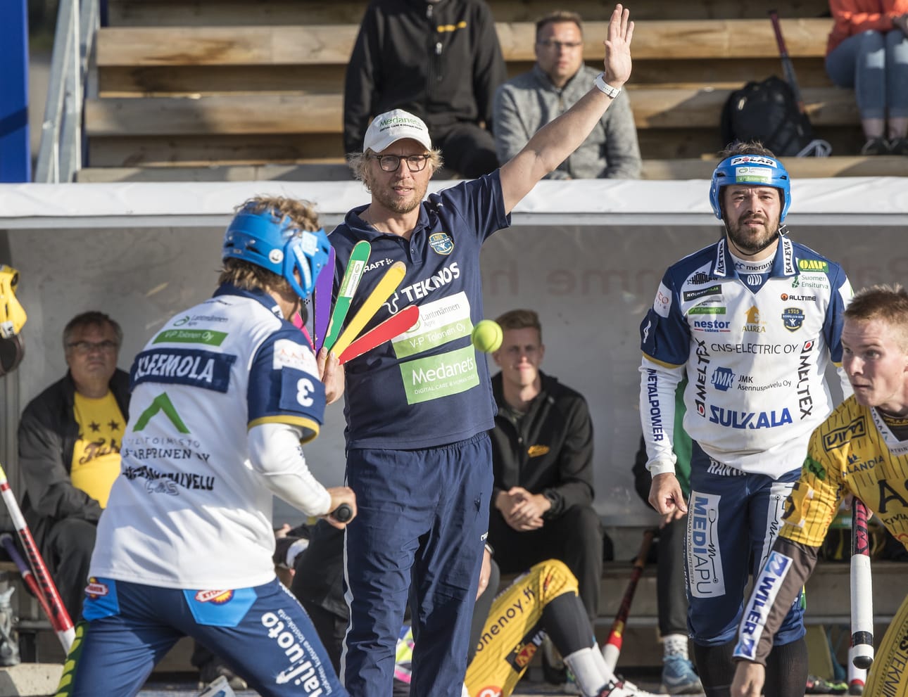 Antti Vihtkari (keskellä) on saanut lähtöpassit Kempeleen Kirin pelinjohtajan tehtävistä.