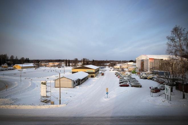 Sepänkylän koulukeskuksen alueella on useita kouluja, pari päiväkotia, kulttuuritalo ja liikuntapalveluita. Pienellä alueella liikkuu paljon ihmisiä kävellen, autoilla ja bussikyydeillä. Kuva: Jarno Pellinen