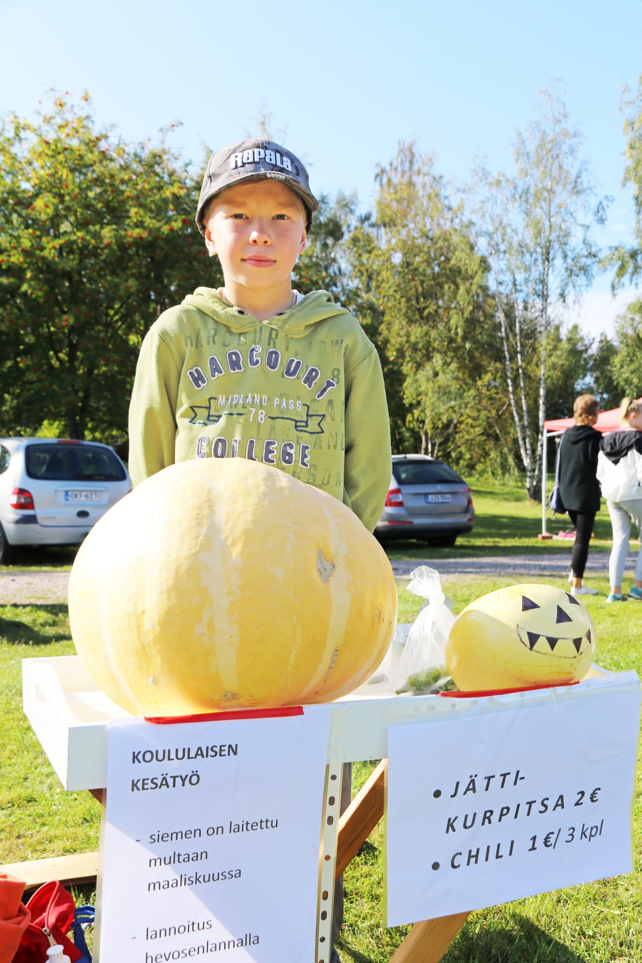 Väinö Särkelä myi itse kasvattamiaan kurpitsoja. Päivän alkajaisiksi hän asetteli myyntiin viisi isoa ja kolme pientä kurpitsaa. Kauppa oli käynyt mukavasti.