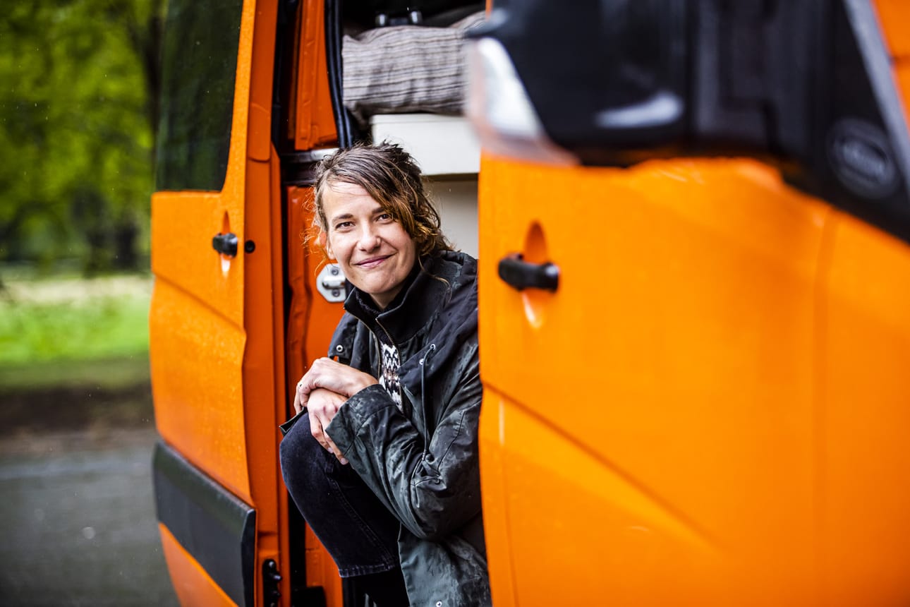 Aino Huilaja asuu pakettiautossaan.