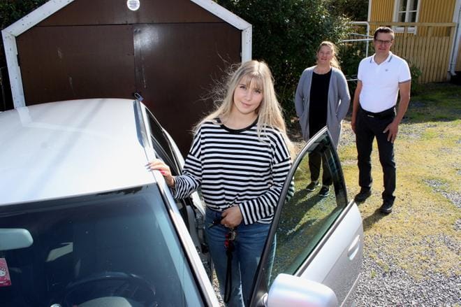 Jenny Ritokoski on tyytyväinen ajokortin suorittamiseen vanhempiensa Sari ja Jukka Ritokosken opastuksella. He arvioivat ajokortin kustantaneen vajaa 800 euroa. KUVA: MINNA ZILLIACUS