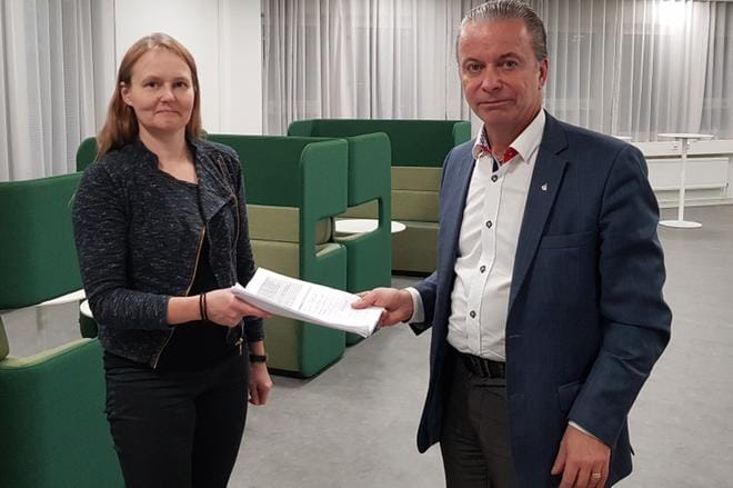 Mari Ylinen luovutti tienhoidosta huolestuneiden nettiadressin ely-keskuksen johtaja Anders Östergårdille. KUVA: ANTTI TAKALA