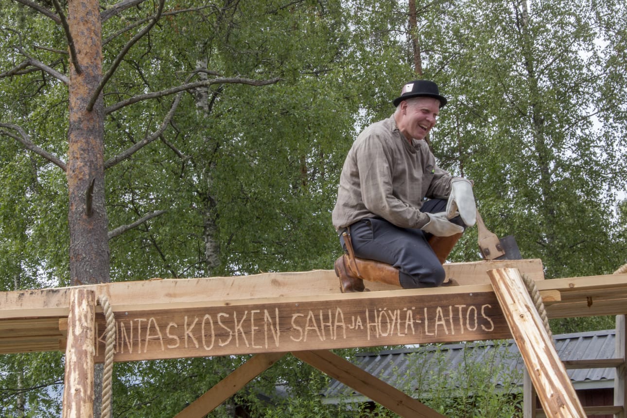 Paavo Manninen opastaa yleisöä saharenkuilla lankkusahan käyttöön.