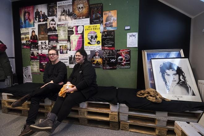 Ilari Rautiainen ja Hanna Parviainen muistelevat Volumen toimistolla Rockwerstaalla vuosien varrella nähtyjä parhaita keikkoja. KUVA: JARNO PELLINEN