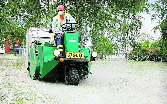 Jori Alatalon suuri keruupuimuri möngertää siitepölyn seassa. Hengityssuojain suojaa, mutta Alatalon silmiä pöly ärsyttää.