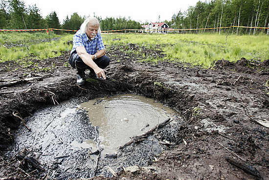 Limingan kunnanarkkitehti Pentti Kela arvioi kaasun lämpötilaksi viitisen astetta. Maasta tuleva kaasu tuntui keskiviikkona kädellä kokeiltaessa laimealta poreammeen poreelta.