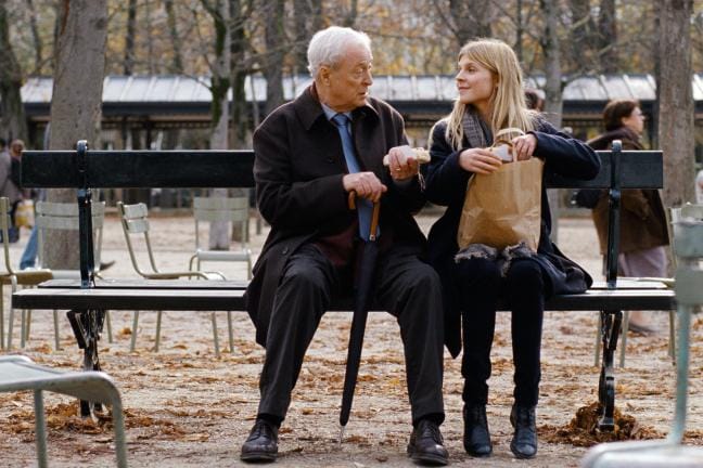 Näyttelijät Michael Caine ja Clémence Poésy tekevät Viimeisessä rakkaudessa hienot roolityöt. Caine on ikääntynyt opettaja ja Poésy nuori Pariisissa asuva nainen. KUVA: Yle Kuvapalvelu