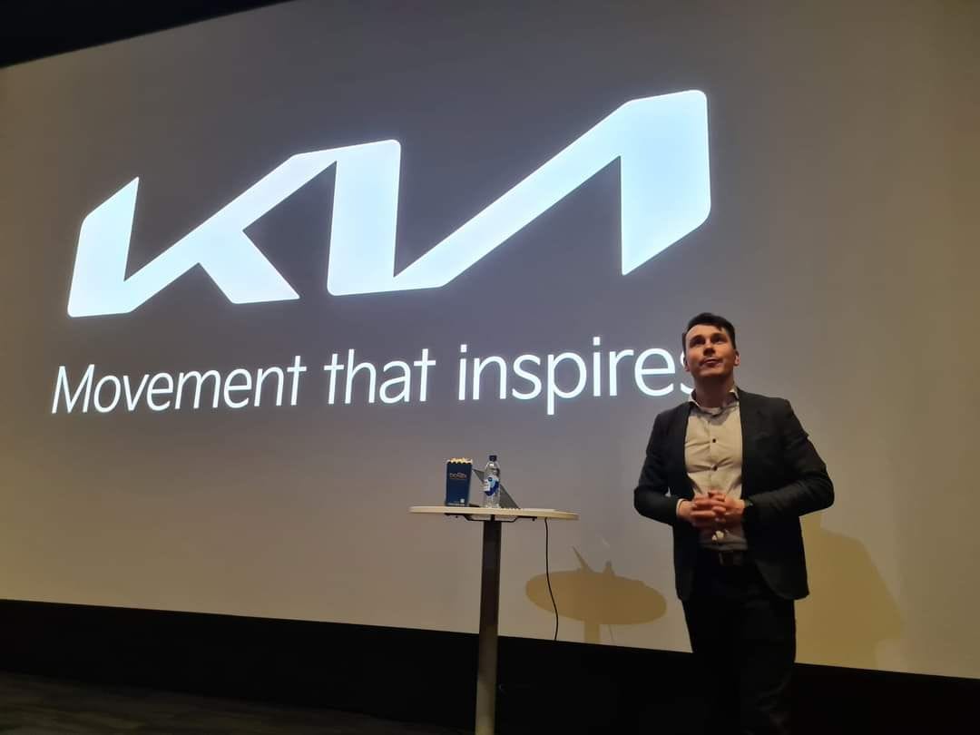 Aineen aluejohtaja Valtteri Aine on jo osa Aineen autoliikkeen neljännettä polvea. Sadassa vuodessa autoala on muuttunut paljon, mutta Aineen perheyrityksen paikallistuntemus sekä henkilökohtainen ja huolellinen palvelu on pysynyt ennallaan.