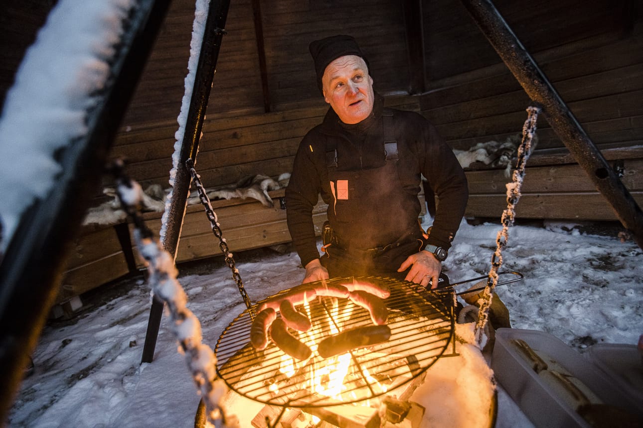 Nuorgamin lomakeskuksen yrittäjä Raimo Hekkanen on huomannut pimeän ajan potentiaalin viedessään turisteja luontoon. Arkistokuva.