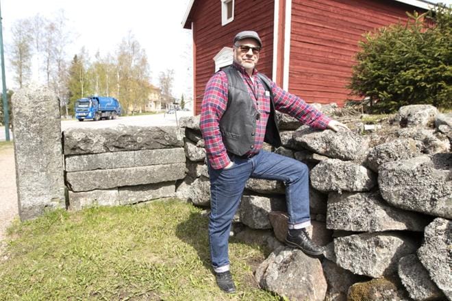 Karvia tulee tutuksi kesän aikana monitoimimies Kari Hakalalle. KUVA: JARI KARJANMAA