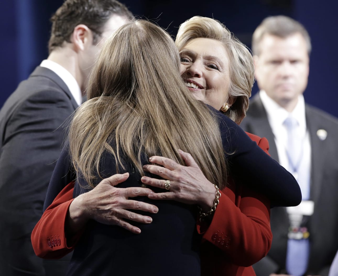 Hillary Clinton halasi tytärtään Chelsea Clintonia vaaliväittelyn jälkeen.