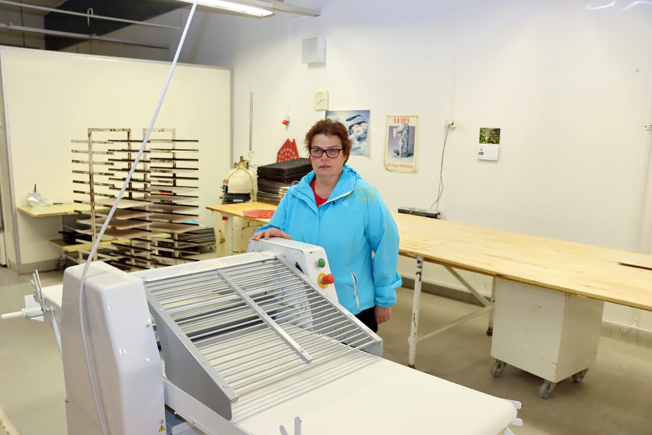 Birgitta Tampsille on kova paikka, kun hän joutuu lopettamaan haaveidensa yrityksen kustannusten järjettömän kasvun takia. Hän ei esimerkiksi ymmärrä sitä, miksi vehnäjauhojen hinta on noussut niin tuntuvasti, vaikka ne valmistetaan Suomessa. KUVAT: PETRI LAULAJAINEN