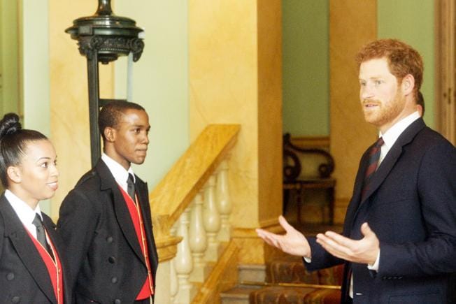 Tuore kaksiosainen brittidokumentti seuraa kuningatar Elisabetin ja hänen perheensä sekä henkilökuntansa elämää. Ensimmäisessä osassa Prinssi Harry tapaa Buckingham Palacessa työskenteleviä karibialaisia harjoittelijoita. KUVA: Yle/Kuvapalvelu