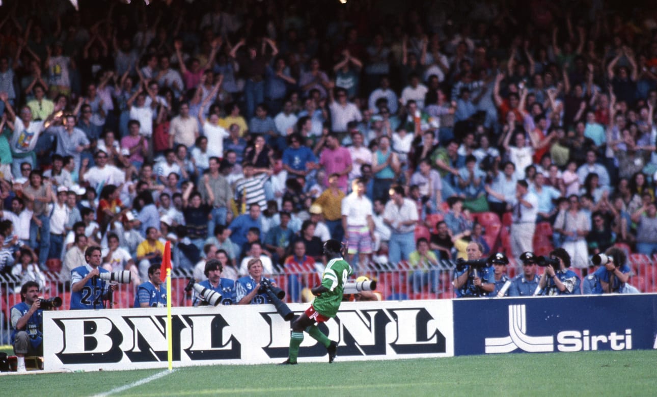 Pallo verkkoon, juhlat käyntiin. Kamerunin Roger Milla oli yksi jalkapallon vuoden 1990 MM-kisojen ilmiöistä.