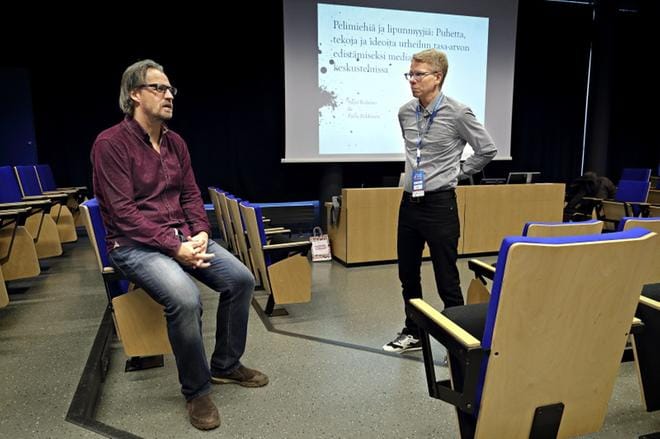 Mediatutkija Sami Kolamo ja Yle Urheilun päällikkö Panu Pokkinen puuttuivat huippu-urheilun tasa-arvokysymyksiin Seinäjoella maanantaina. KUVA: KARI LÖFHJELM