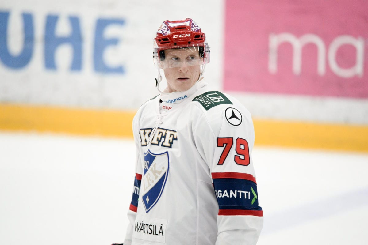 HIFK lähti peliin reippaalla vauhdilla, ja Olli Palola vei helsinkiläiset johtoon jo vajaan viiden minuutin pelin jälkeen. . LEHTIKUVA / MIKKO STIG