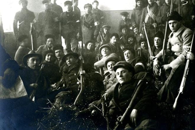 Mustasaarelaiset sotilaat ikuistettiin valokuvaan, kun he olivat majoittuneina suomalaiseen lyseoon. Kuvaaja on tuntematon.