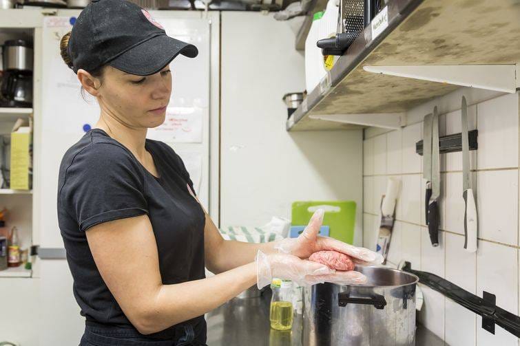 Kalle's Burgerin hampurilaispihvit tehdään itse paikallisesta lihasta. Laadun tuntee maussa.
