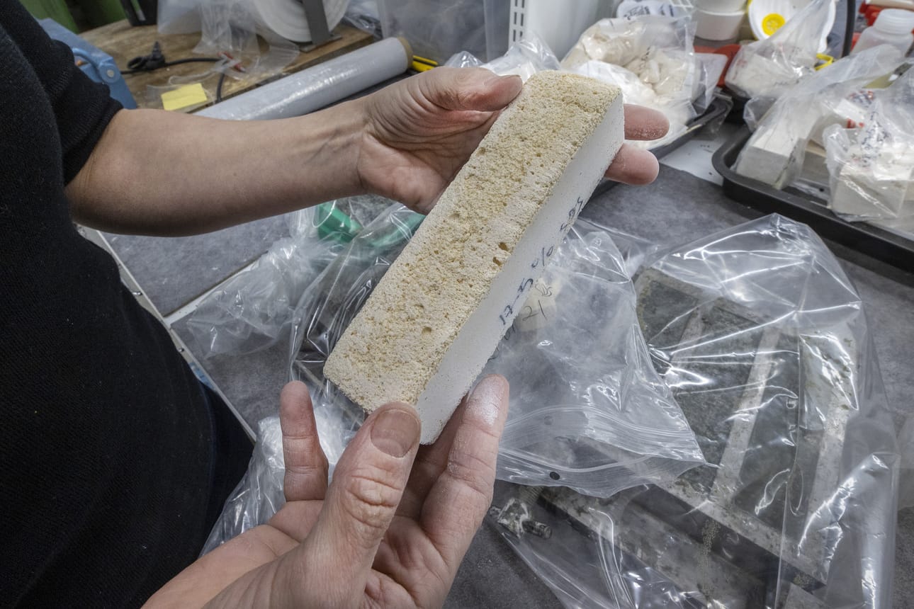 Lokakuussa 2022 päättynyt WOOL2LOOP oli kiertotalouden innovaatiohanke, jonka tieteellisenä koordinaattorina toimi Oulun yliopisto. Hankkeessa kehitettiin menetelmää rakennus- ja purkujätteenä syntyvän mineraalivillan hyödyntämiseksi geopolymeerien raaka-aineena sementin korvaamiseksi.
