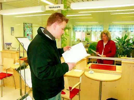 Järkyttävä päätös. Aki Karjalainen nouti Kajaanin käräjäoikeuden kansliapäätöksen Outi Kosken ulosottovalituksesta torstaina ja järkyttyi päätöksestä.