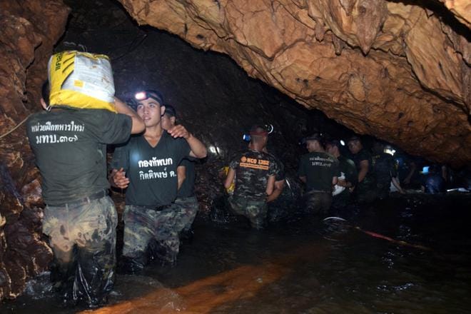 Thaisotilaat kantavat tarvikkeita Tham Luang -luolastossa päiväkausia kestäneen pelastusoperaation aikana. Tulvavesien luolastoon saartamat 13 poikaa löytyivät hengissä 2. heinäkuuta 2018. KUVA: ROYAL THAI ARMY HANDOUT