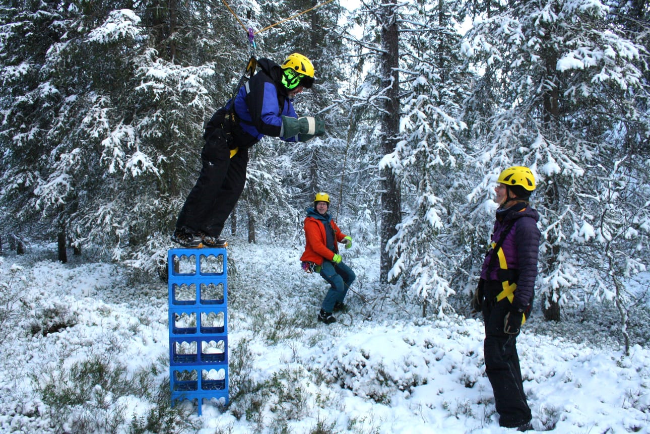 Markus Vira Isokenkäisten klubilta koritornissa ja Nienke Salomons Ruka Safarikselta muiden muassa saivat matkailun turvallisuusharjoituksessa tällä rastilla kertausta ohjelmapalvelun turvallisuudesta. Rastia numero 2 piti punaiseen takkiin pukeutunut Jussi Tupasela Outdoor Passion Finlandilta.
