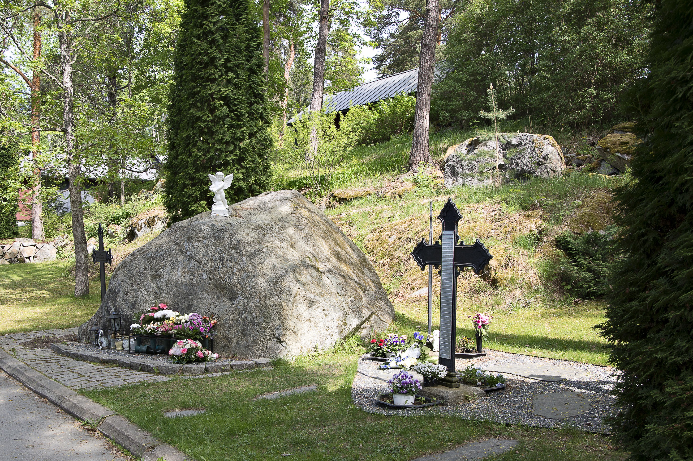 Hattulan uuden kirkon hautausmaan muistolehtoon ilmestyi kiveen muurattu enkeli. Myöhemmin puutarhuri sopi, että enkelin laittanut myös hoitaa sen kunnostuksen siistiksi joka kevät.