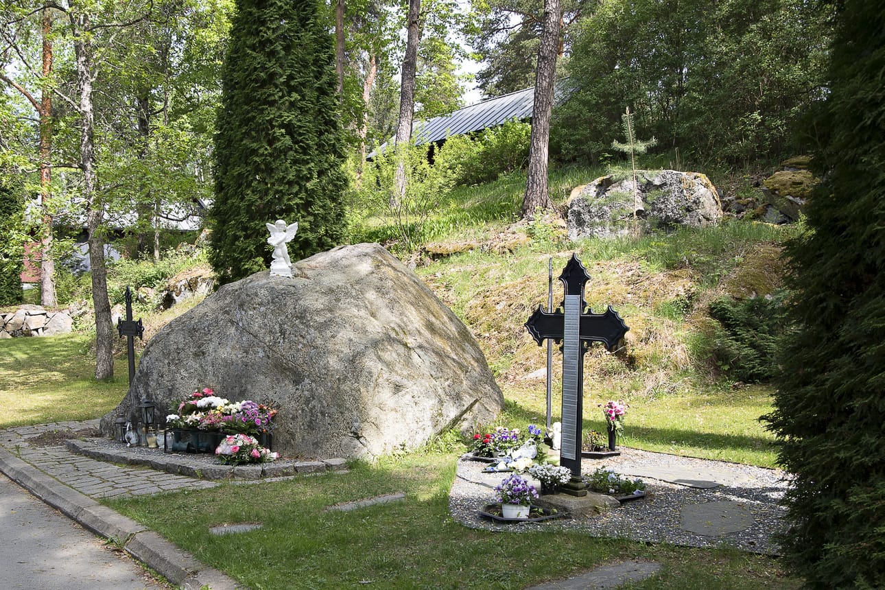 Hattulan uuden kirkon hautausmaan muistolehtoon ilmestyi kiveen muurattu enkeli. Myöhemmin puutarhuri sopi, että enkelin laittanut myös hoitaa sen kunnostuksen siistiksi joka kevät.