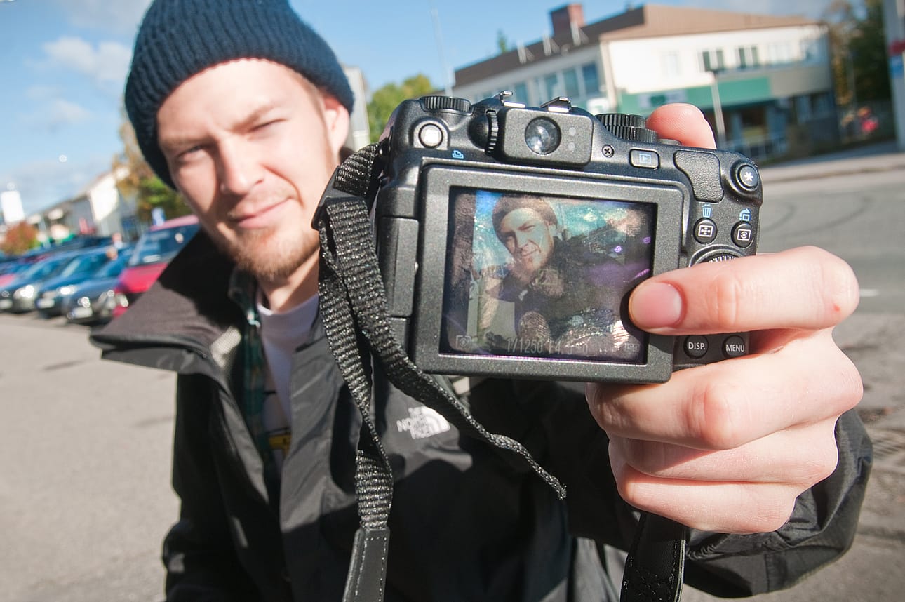 Jaakko Hyvösen Kuusamoprojectin päivän kuvan aiheena Jaakko Hyvönen, blogin luoja, Koillissanomien kuvaajan kuvattavana.