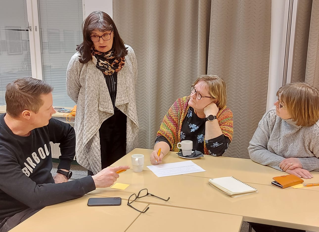 Työpajoissa kehitetään teemallisia matkailureittejä Aisaparin alueelle. Kouluttajana on Arja Kortesluoma. Kuvassa kulttuurimatkailusta keskustelemassa myös Janne Tyynismaa, Päivi Kultalahti ja Sari Särkijärvi.