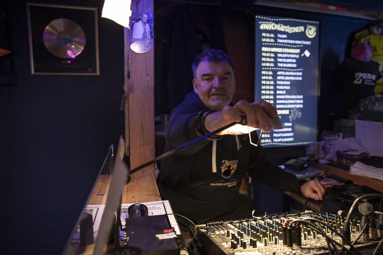 Jokke Kämäräinen ei enää paina Zonessa pitkää päivää takavuosien tapaan. Yrittäjä viihtyy kuitenkin mielellään karaokejuontajan kopissa ja päästää vetäjiä tauolle.