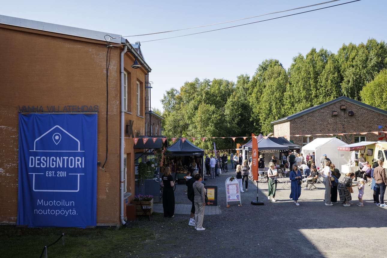 Pikisaaren vanha villatehdas houkutteli satoja kävijöitä Designtorille. Viime vuonna tapahtumassa kävi 8 000 kävijää.