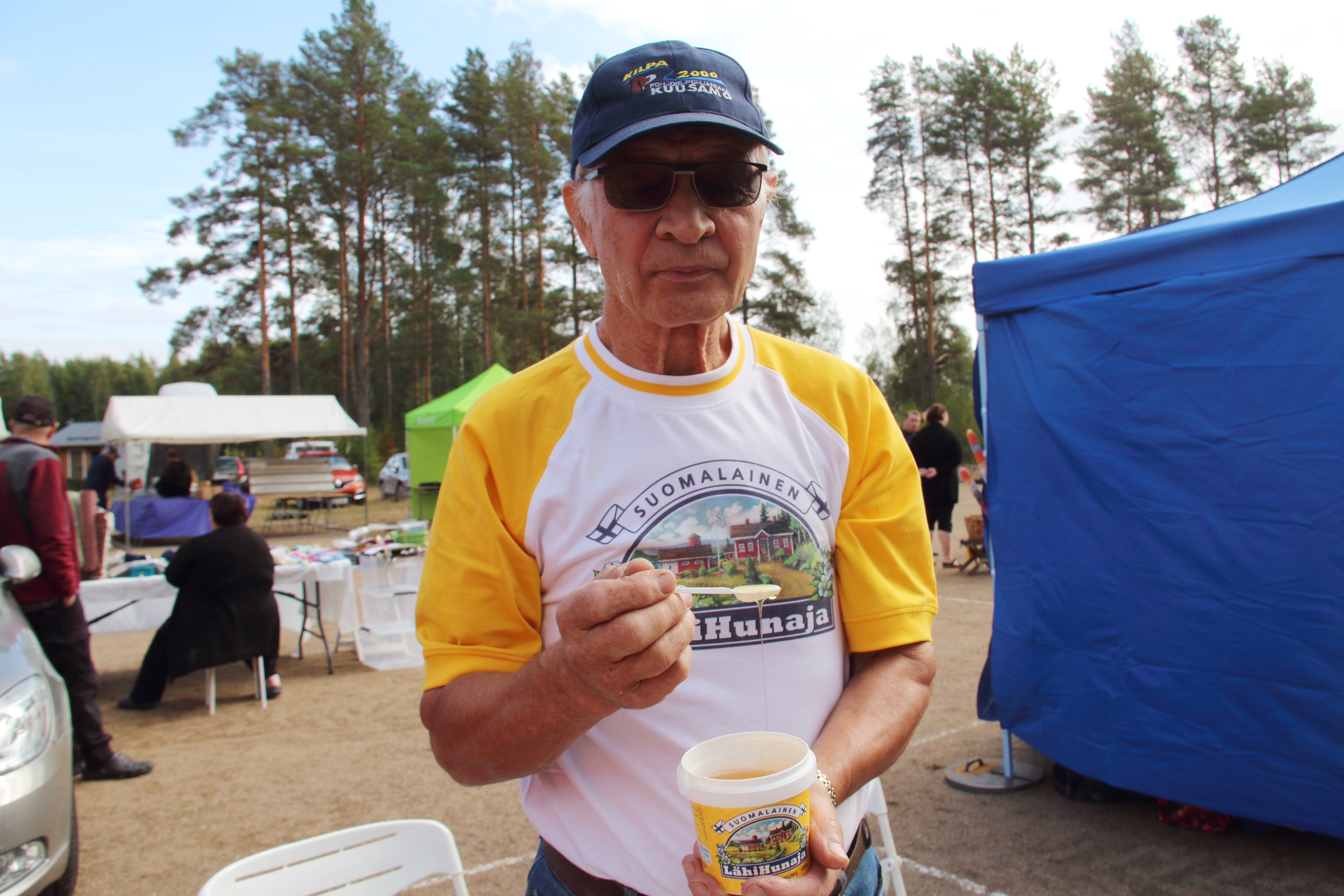 Osmo Poutiainen on pitänyt mehiläispesiä vuosikymmenet. Markkinayleisölle hän sai selittää monet kerrat, millaista mehiläisten hoito on, ja miten hunajaa pesistä oikein otetaan.