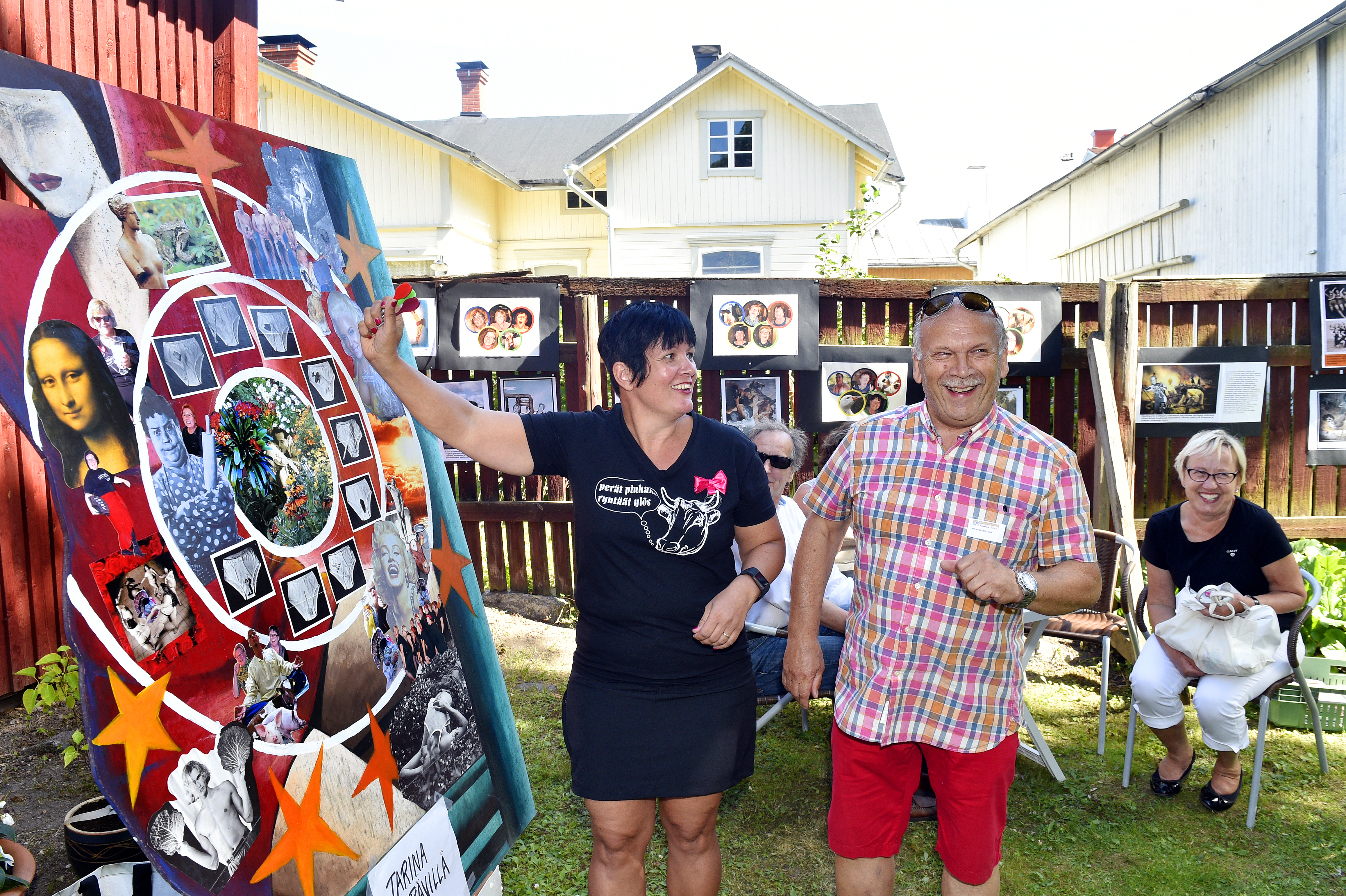 Oraakkeli Merja Kauppi (vas.) ennusti Esko Kanervalle Häplänperän Valittajien Miesparkissa Rauman pitsiviikolla. Taustalla vaimo Pirjo Kanerva.