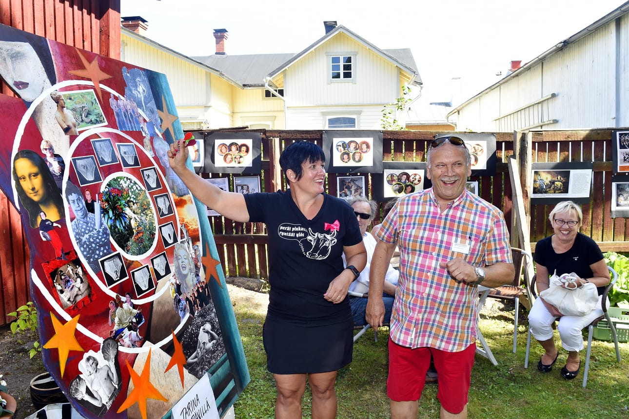 Oraakkeli Merja Kauppi (vas.) ennusti Esko Kanervalle Häplänperän Valittajien Miesparkissa Rauman pitsiviikolla. Taustalla vaimo Pirjo Kanerva.