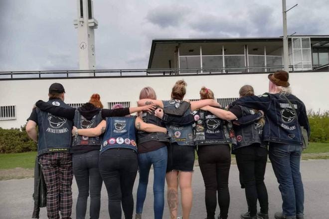 Turbojugendiin kuuluvia henkilöitä yhdistää farkkukankainen Kutte-takki. Kuva: Turbojugend Seinäjoki.