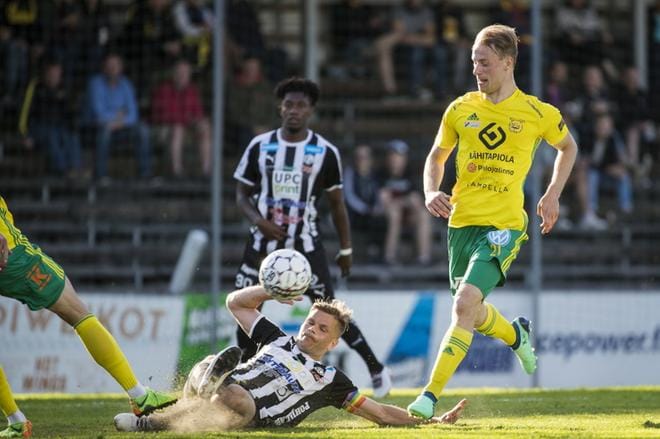 Kapteeni Sebastian Strandvall taisteli pallon pois Ilveksen Niklas Jokelaisen ulottuvilta. KUVAT: JUKKA RITOLA