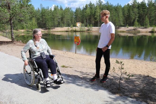 Leena Riihiluoma testasi uuden reitin Ruskorannan emännän Sisko Hanhimäen pyynnöstä avajaispäivän aattona. Reitin suunnittelija Henri Hanhimäki kuunteli, mitä mieltä Riihiluoma oli. KUVAT: ANU NAHKALA