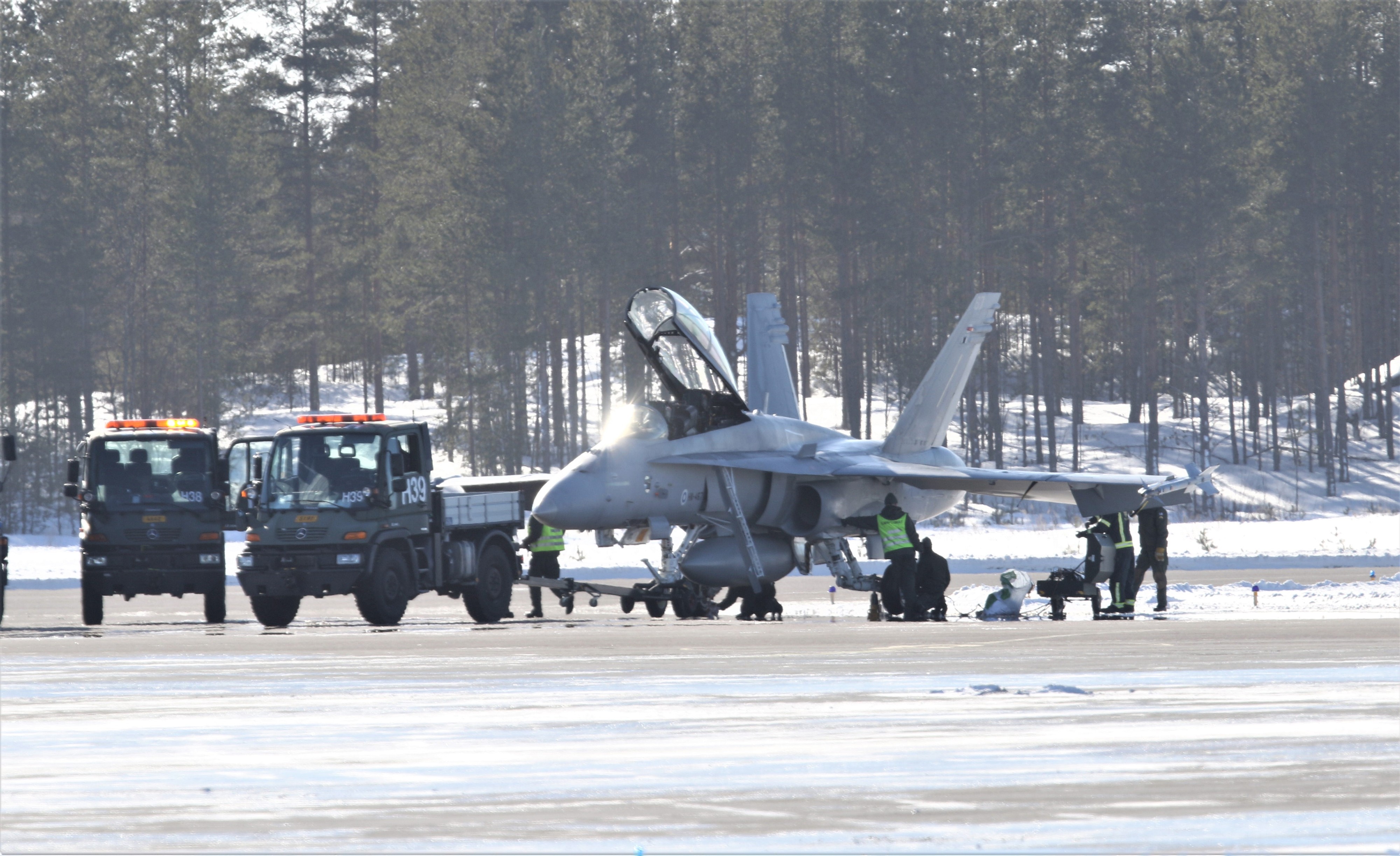 Arto Kyngäs kuvasi Oulunsalon lentokentälle laskeutuneen Hornet-koneen renkaan vaihdon.