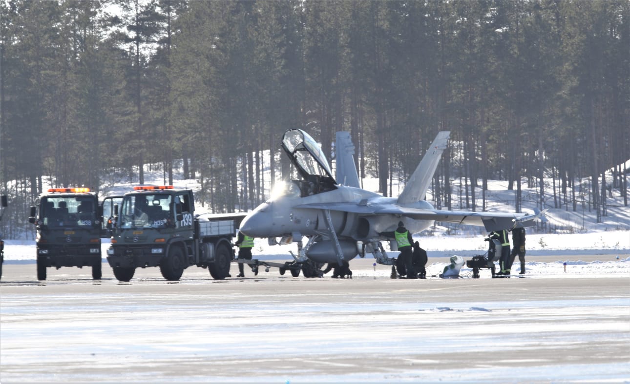 Arto Kyngäs kuvasi Oulunsalon lentokentälle laskeutuneen Hornet-koneen renkaan vaihdon.