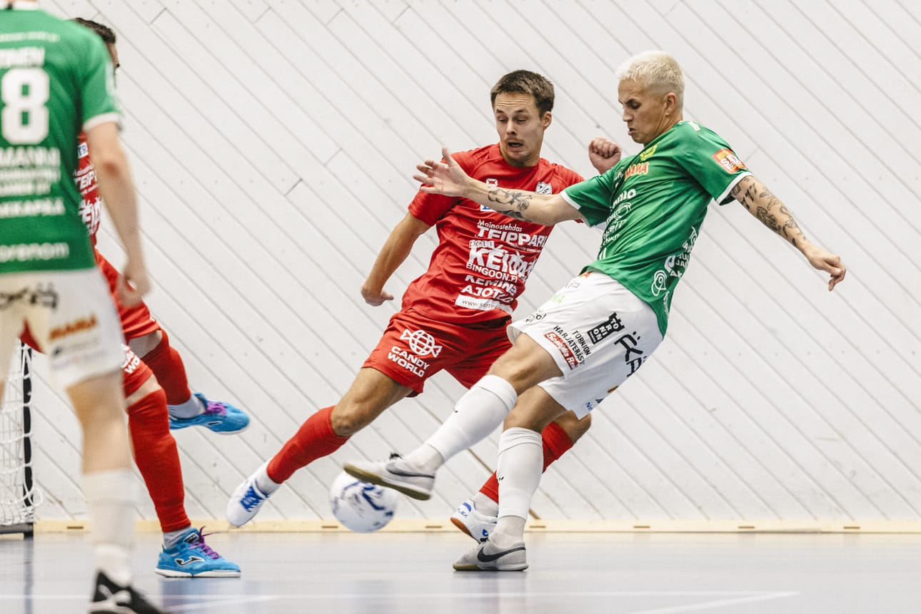 FC Kemi ja ToPV voivat saada mahdollisuuden ratkaista runkosarjavoitto viimeisessä paikallispelissä. Arkistokuvassa FC Kemin Vesa Lilja (vas.) ja ToPV:n Aleksi Gullsten.