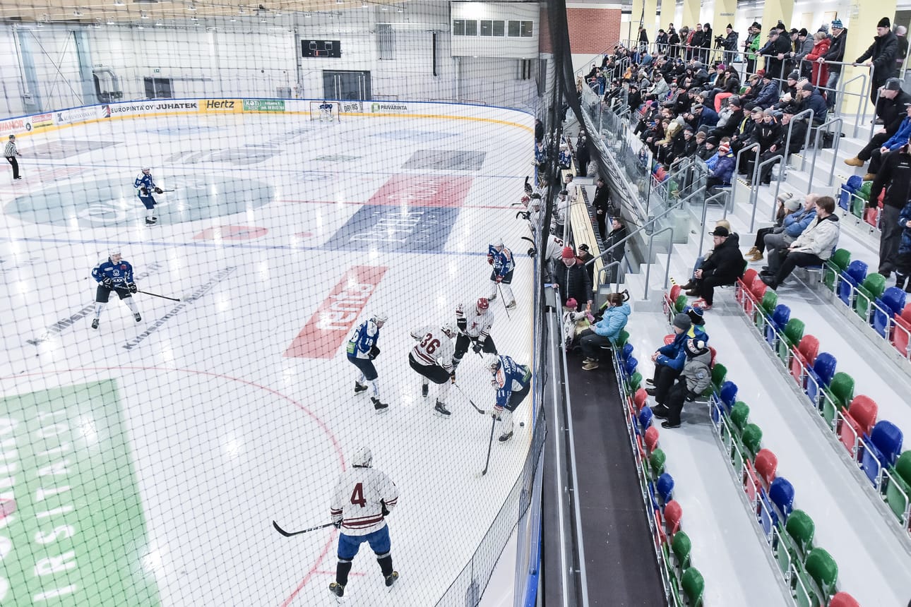 Kuusamon jäähallissa ei nähdä ainakaan vielä ensi viikonloppuna Pallo-Karhujen edustusjoukkueen III-divisioonan ottelua. Arkistokuva.