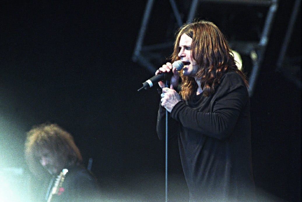 Pimeyden ruhtinas vai ihan vain hevilaulajien aatelinen? Ozzy Osbourne sai kiihkouskovaiset varpailleen ja allekirjoittaneen musadiggarin kuumaksi kesäkuussa 1998 Seinäjoella. Arkistokuva.