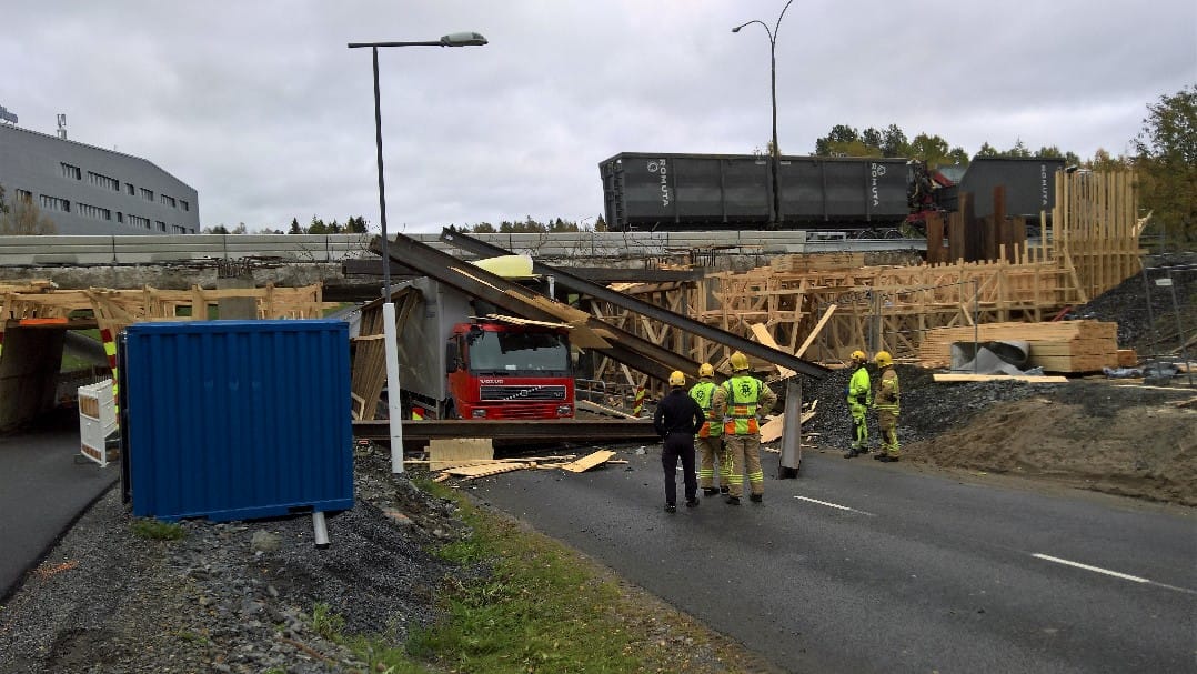 Liikenne ei pääse onnettomuuden vuoksi kulkemaan Tietolinjan kautta Pohjantien ali.