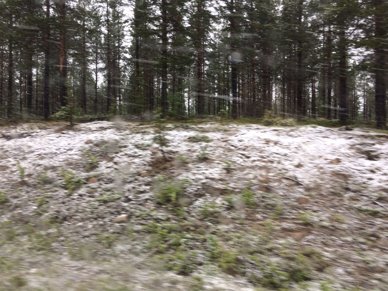 Muoniojokivarressa satoi räntää keskiviikkona iltapäivällä. Kuva on otettu Ruotsin puolelta.