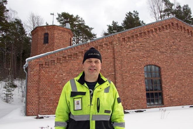 Petri Pihlajaniemi on kotonaan työvaatteissa työmailla eri puolilla Pohjanmaata ja Etelä-Pohjanmaata. Nyt Kristiinankaupungissa työn alla on uudisrakennus, kahden rivitalon kokonaisuus, joka on Itäpuolella lähellä Veturitallia. Veturitallista kaikki kuitenkin alkoi, hän sanoo. KUVAT: AUNE WARONEN