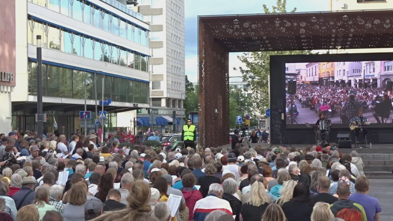 Mikko Alatalo laulattaa Rotuaaria