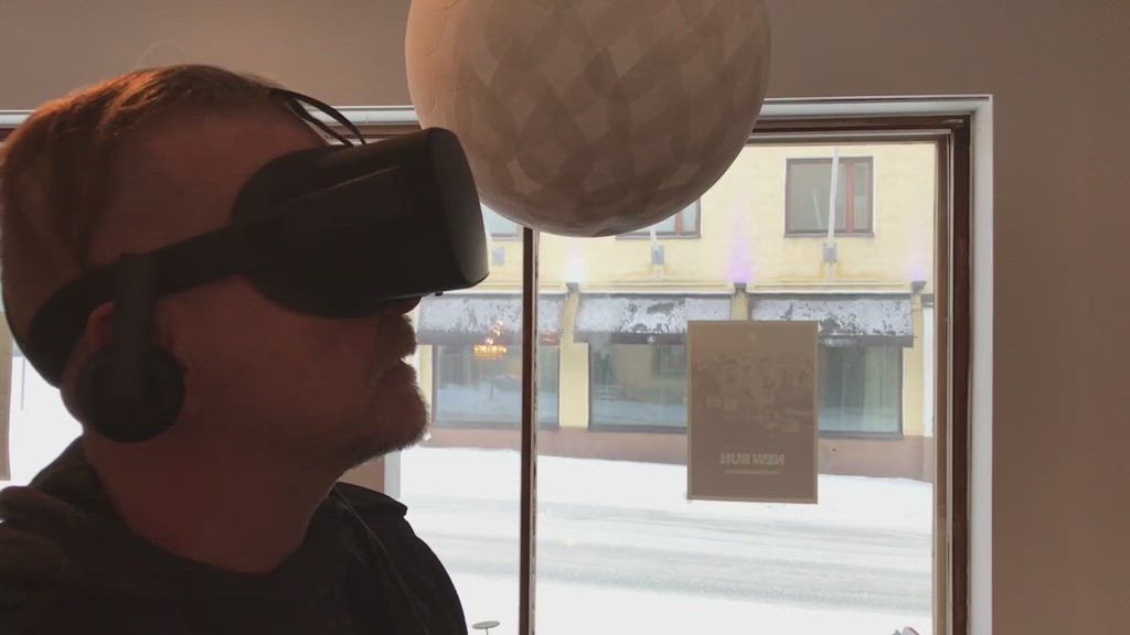 Virtuaalilasit päässä Korouomassa
