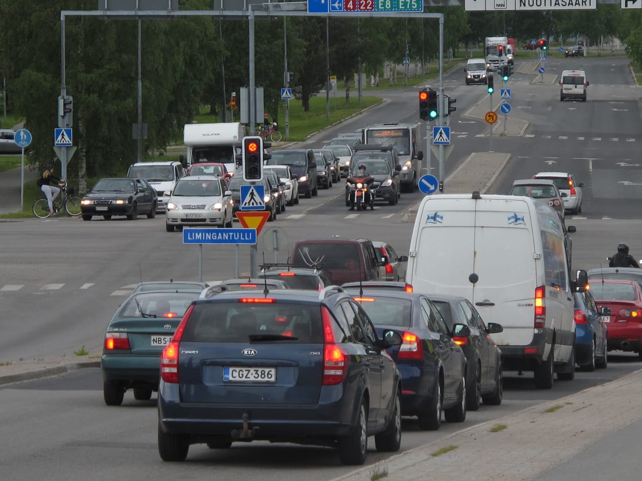 Työssäkäynti, kauppamatkat, vapaa-aika, pysäköinti ja koko liikenne rakentuvat paljolti yksityisautoiluun.