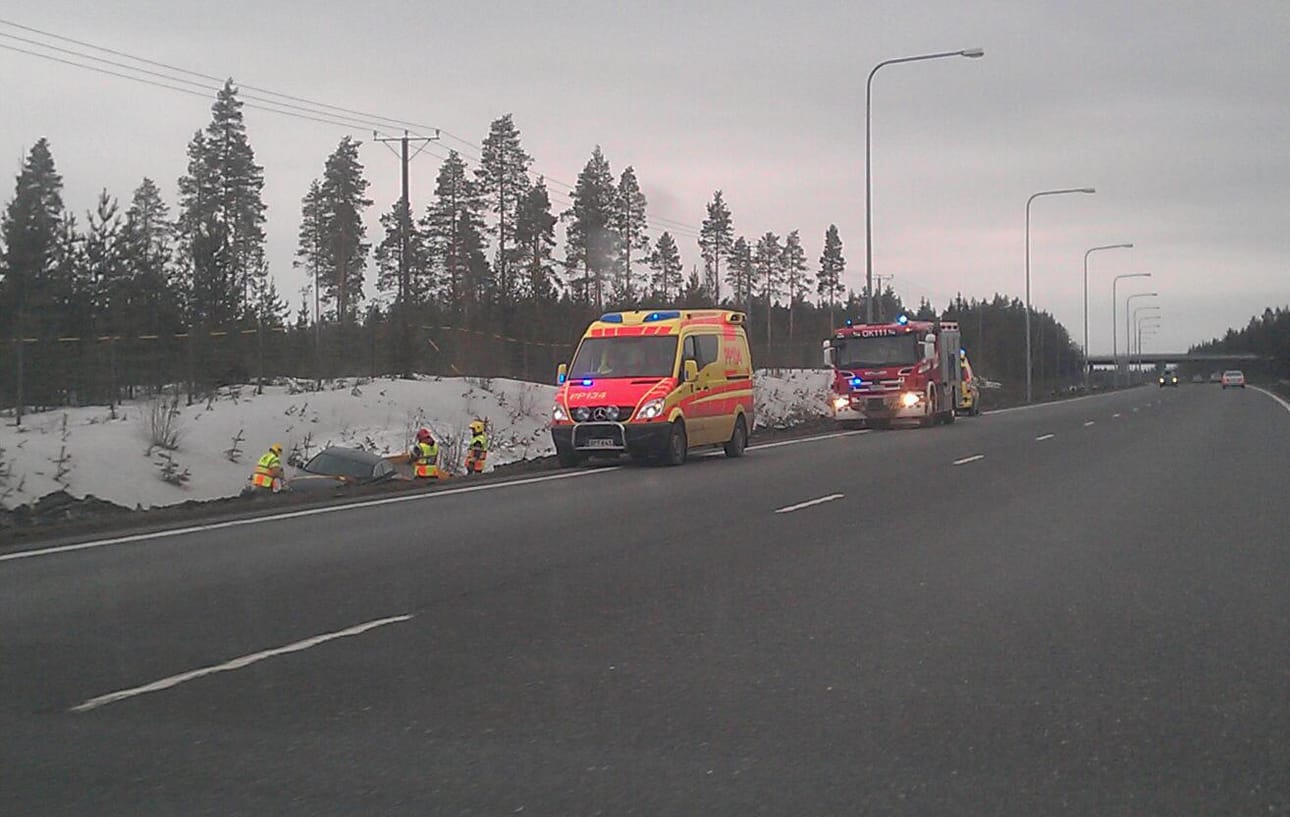 Peräkärry ja sitä vetänyt henkilöauto ajautuivat ojaan Haukiputaalla.